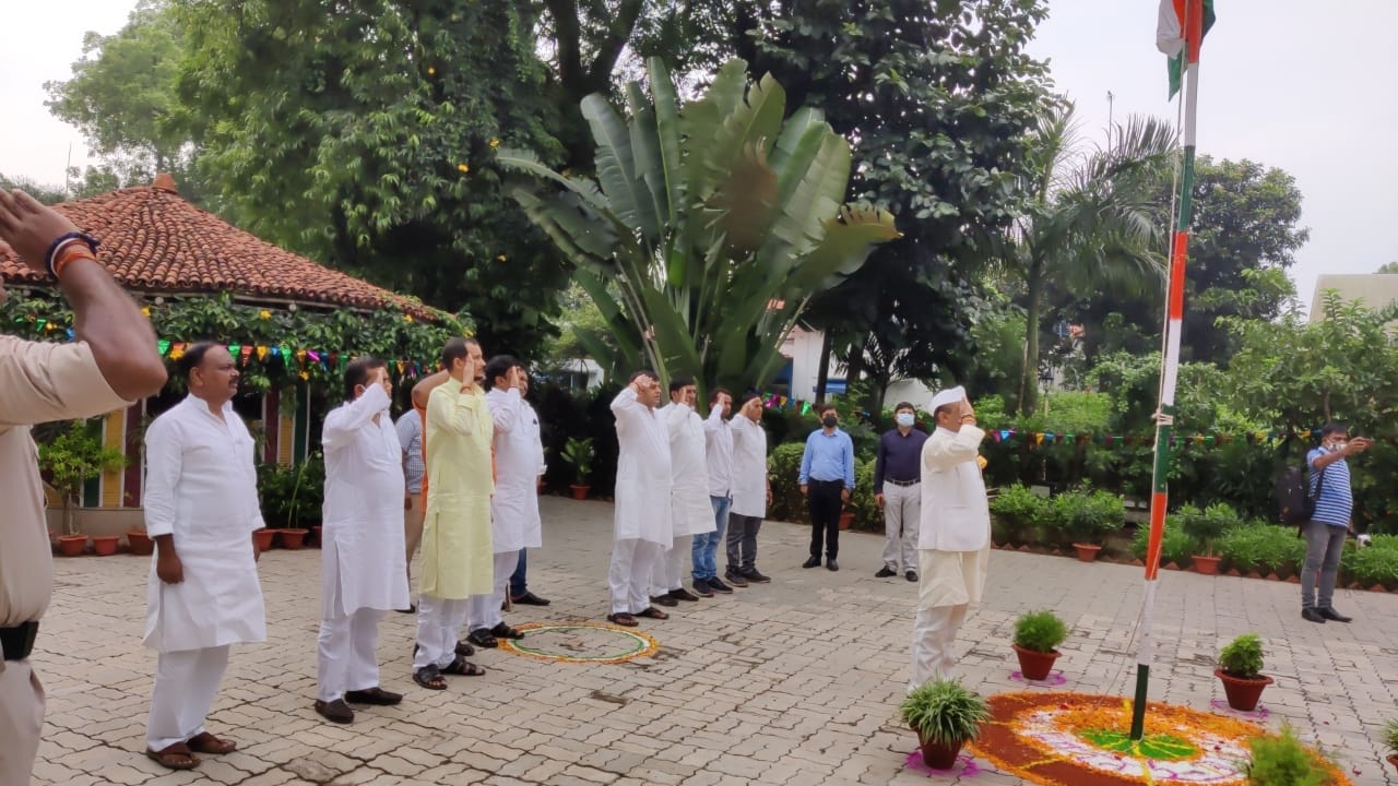 Bihar Live: बिहार में शान से लहरा रहा तिरंगा झंडा, यहां देखें प्रदेश में आजादी के जश्न की तसवीर