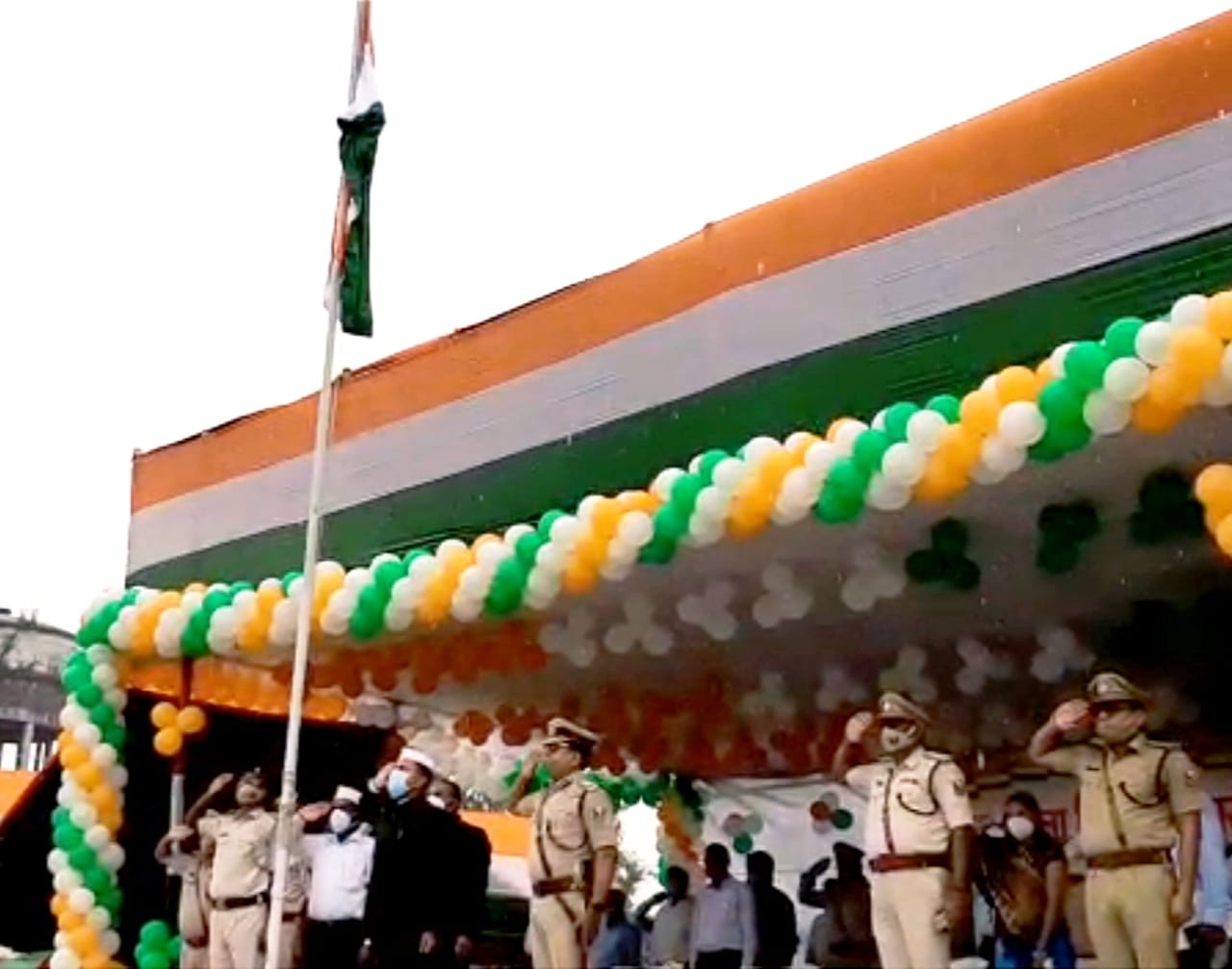 Bihar Live: बिहार में शान से लहरा रहा तिरंगा झंडा, यहां देखें प्रदेश में आजादी के जश्न की तसवीर