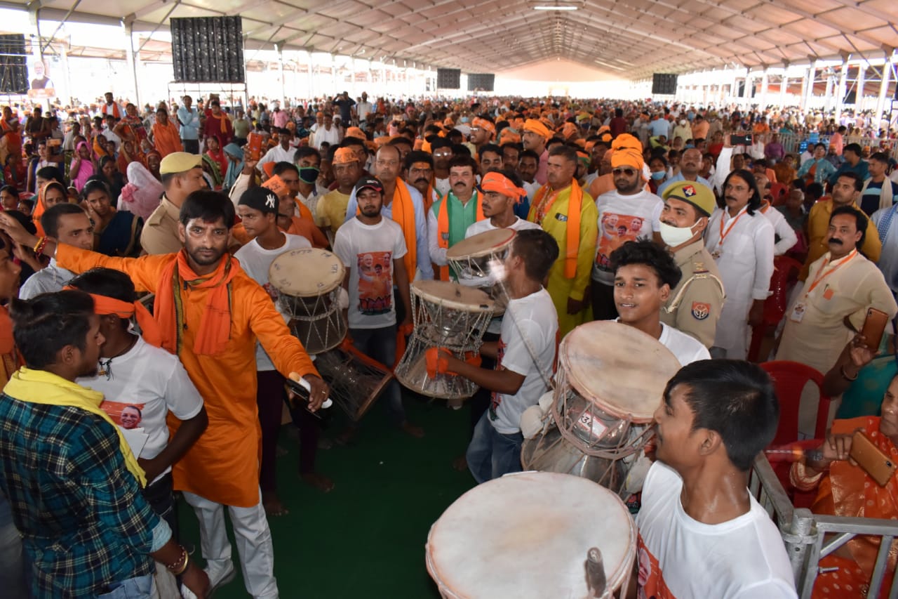 Narendra Modi in Varanasi : 'पहले विकास का पैसा भ्रष्टाचार में जाता था', वाराणसी में बोले पीएम मोदी