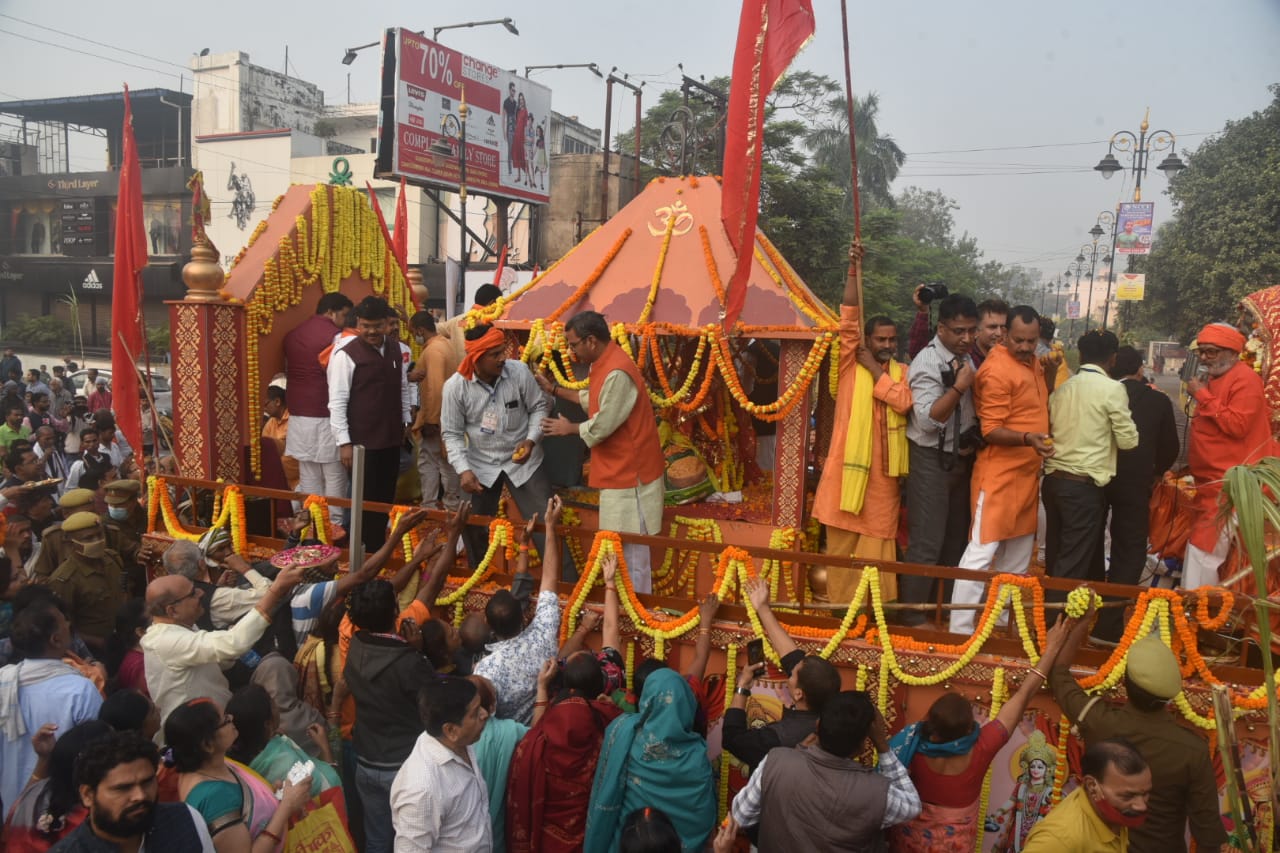 UP Breaking News LIVE: काशी में अन्नपूर्णा देवी की प्राण-प्रतिष्ठा, CM योगी आदित्यनाथ ने चांदी छत्र चढ़ाई 