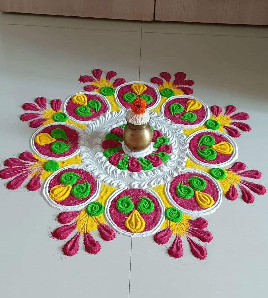 Diwali Simple Rangoli 2021: सरल रंगोली डिजाइन यहां से चुनें, इस दिवाली घर को सजाएं ट्रेंडी रंगोली से