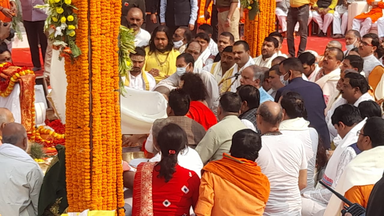 UP Breaking News LIVE: काशी में अन्नपूर्णा देवी की प्राण-प्रतिष्ठा, CM योगी आदित्यनाथ ने चांदी छत्र चढ़ाई 