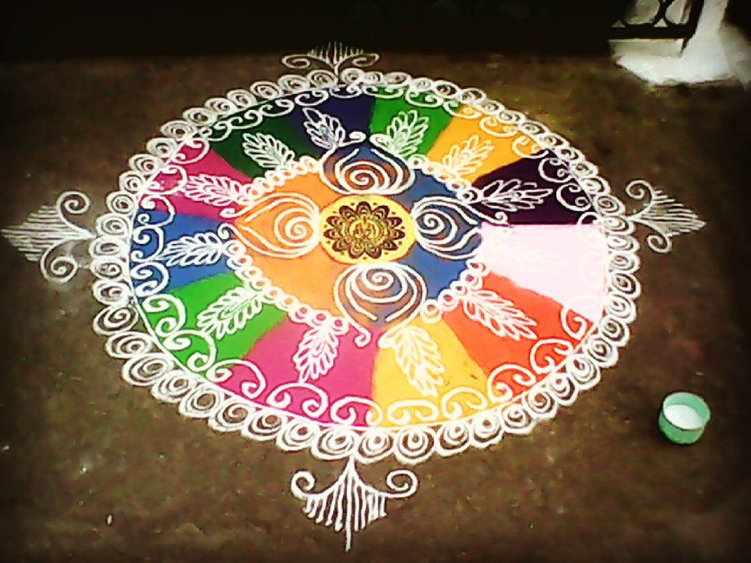 Diwali Simple Rangoli 2021: सरल रंगोली डिजाइन यहां से चुनें, इस दिवाली घर को सजाएं ट्रेंडी रंगोली से