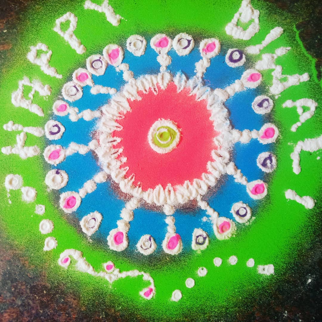 Diwali Simple Rangoli 2021: सरल रंगोली डिजाइन यहां से चुनें, इस दिवाली घर को सजाएं ट्रेंडी रंगोली से
