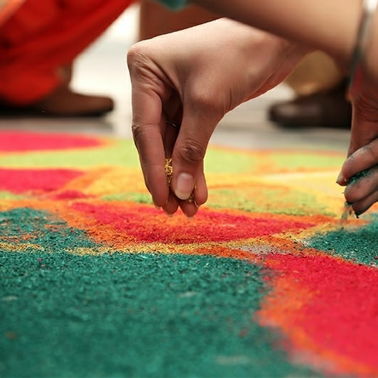 Diwali Simple Rangoli 2021: सरल रंगोली डिजाइन यहां से चुनें, इस दिवाली घर को सजाएं ट्रेंडी रंगोली से