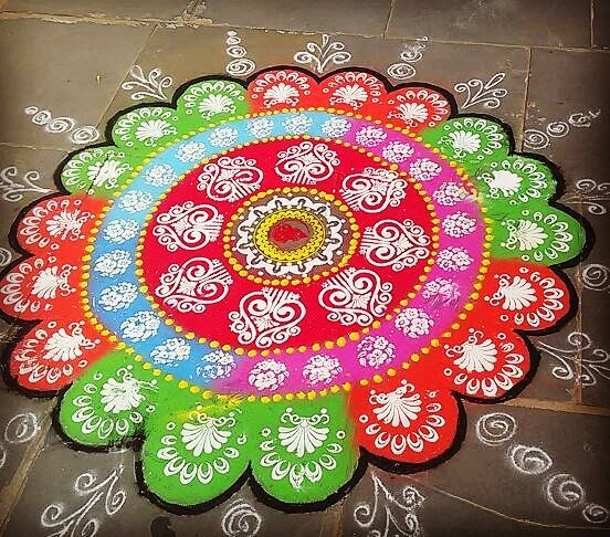 Diwali Simple Rangoli 2021: सरल रंगोली डिजाइन यहां से चुनें, इस दिवाली घर को सजाएं ट्रेंडी रंगोली से