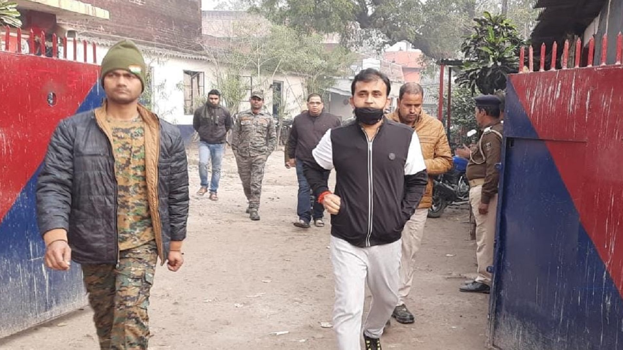 दरभंगा के बाद अब मुजफ्फरपुर समाहरणालय परिसर में मिली शराब की खाली बोतलें