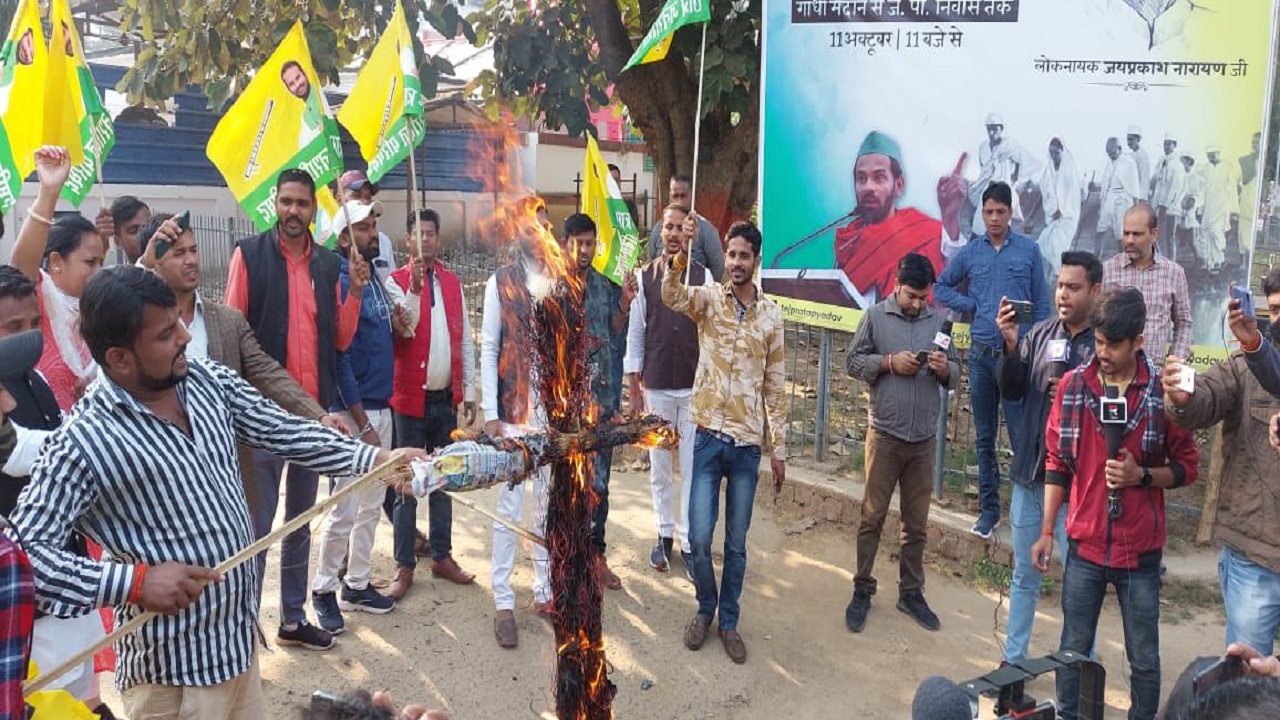 जमुई के जंगल से 1 क्विंटल विस्फोटक और हथियार बरामद, भागलपुर में कचरे पर रखा बम फूटा