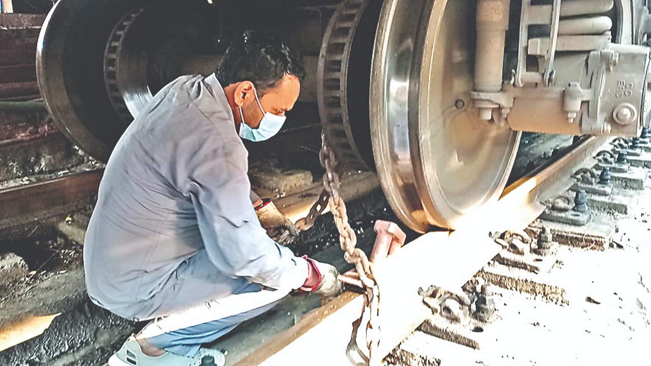 Weather Forecast: जवाद चक्रवात मचा सकता है तबाही, बंगाल में ट्रेनों को जंजीरों से बांधा