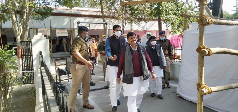 UP Chunav 2022 Live Updates: सपा को लगा झटका, पूर्व मंत्री नरेंद्र सिंह यादव ने दिया इस्तीफा