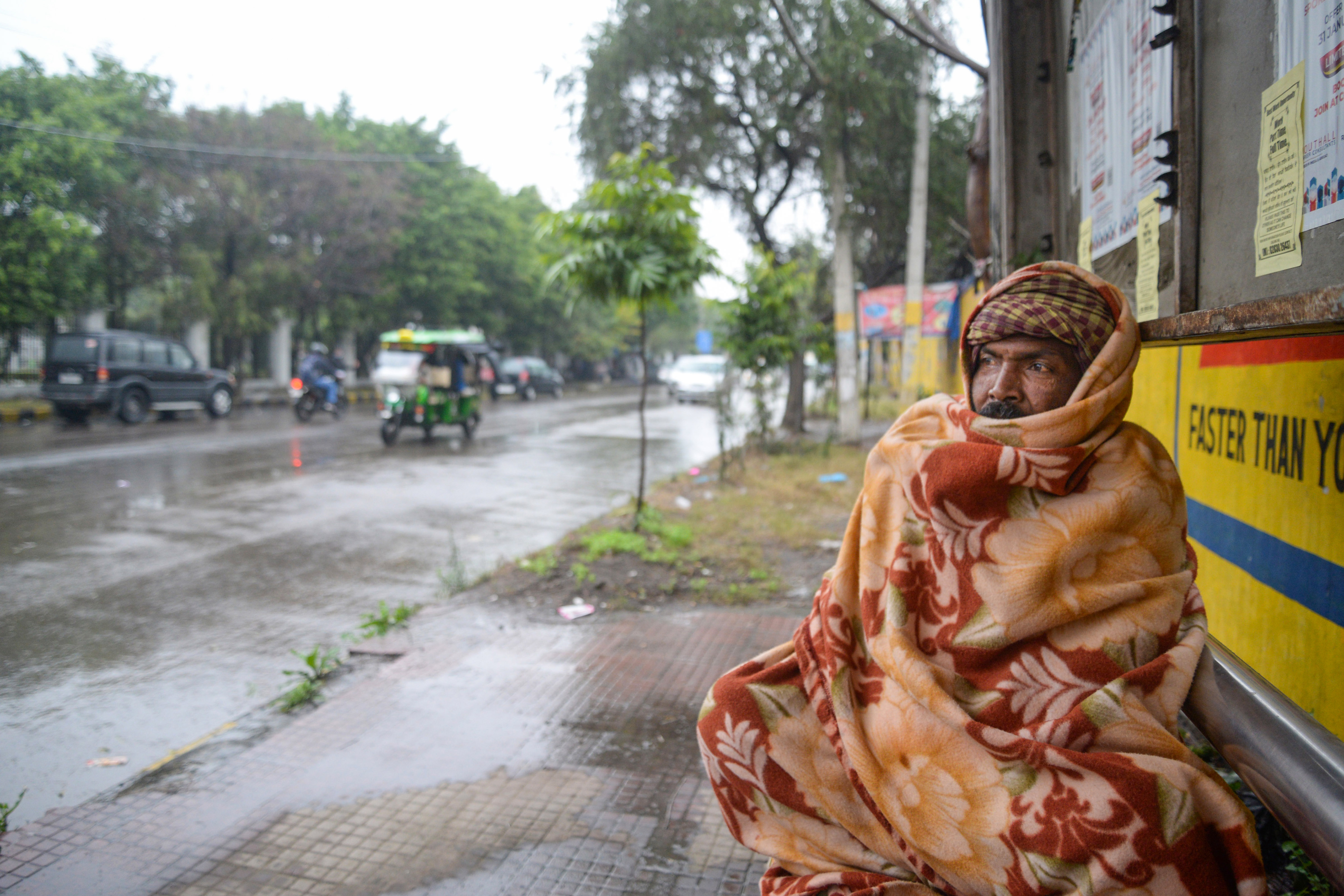 Weather Forecast: पहाड़ों पर बर्फबारी और मैदानी इलाकों में बारिश की वजह से ठंड बढ़ेगी, जानें आज का मौसम