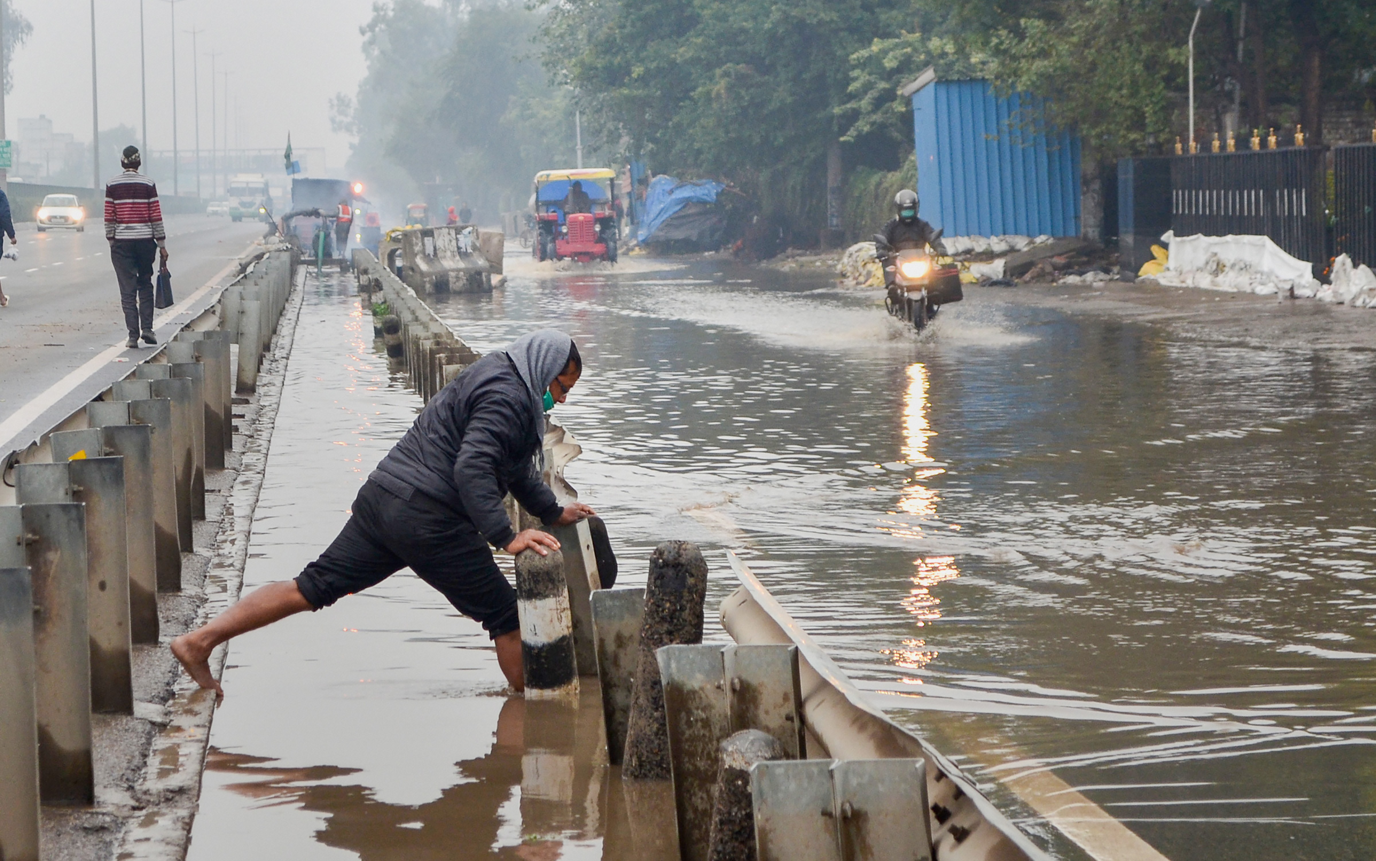Weather Forecast: पहाड़ों पर बर्फबारी और मैदानी इलाकों में बारिश की वजह से ठंड बढ़ेगी, जानें आज का मौसम