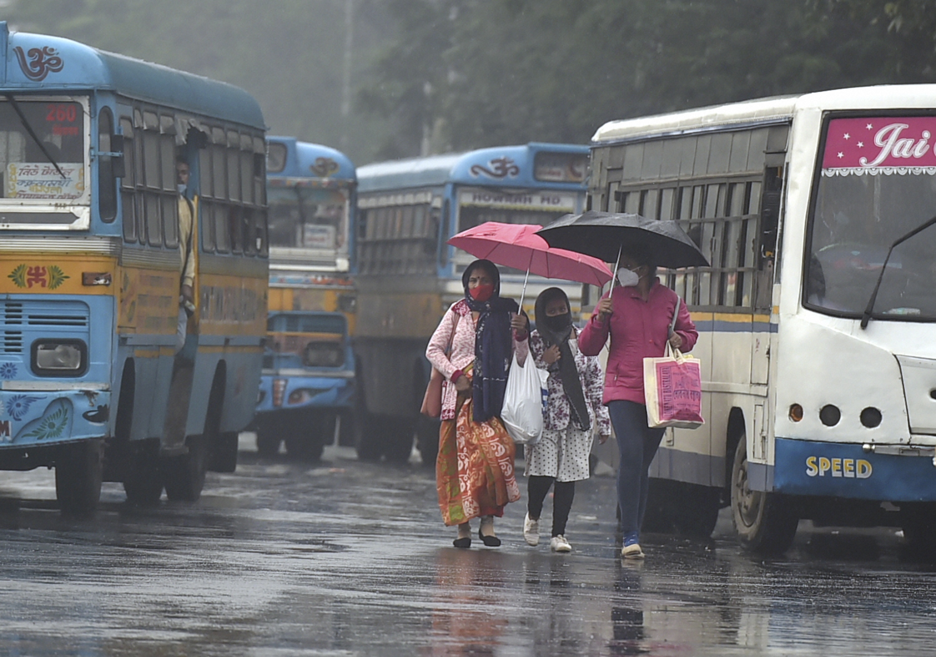 Weather Forecast: पहाड़ों पर बर्फबारी और मैदानी इलाकों में बारिश की वजह से ठंड बढ़ेगी, जानें आज का मौसम