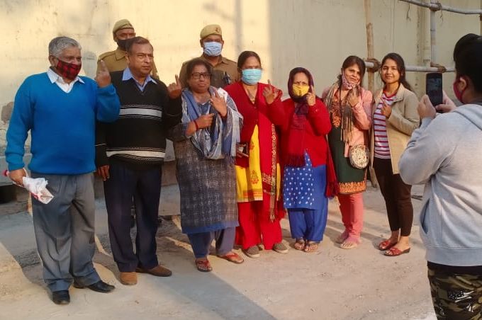 UP Chunav LIVE: सरोजनी नगर में बिना सील EVM लेकर गए अधिकारी, सपा ने की EC से शिकायत
