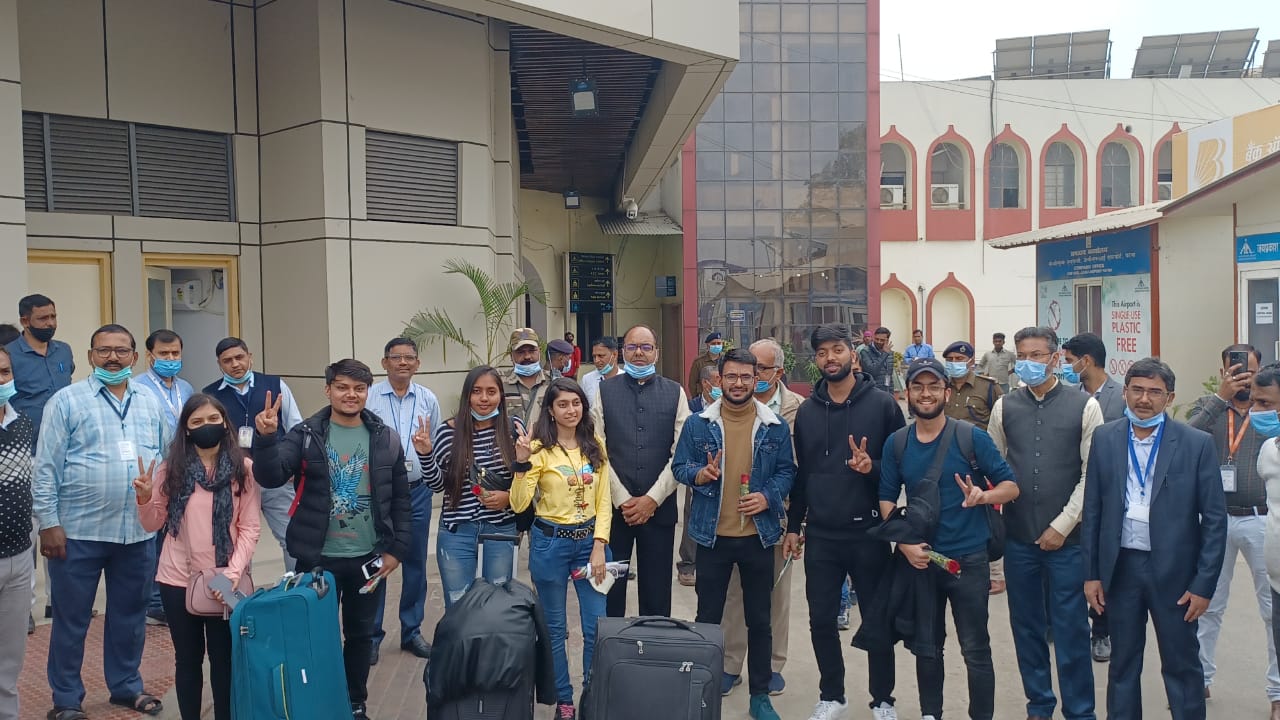 शराब तस्करों के साथ मिलीभगत कर लाखों की अवैध संपत्ति का मालिक बने थाना प्रभारी, पड़ा छापा