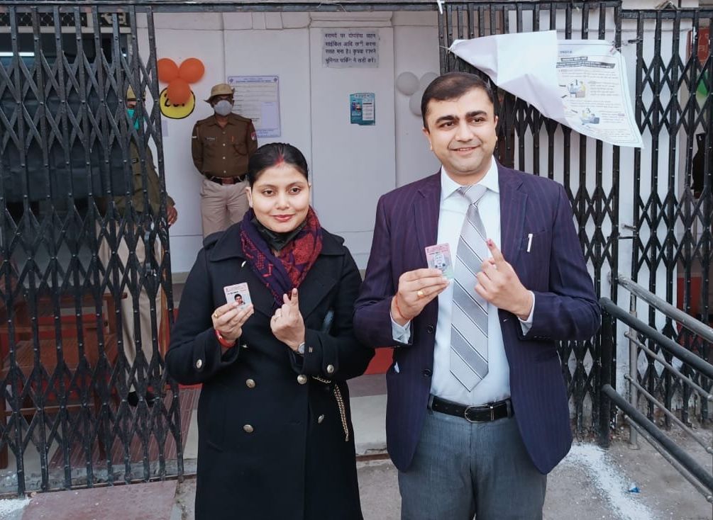 UP Chunav LIVE: सरोजनी नगर में बिना सील EVM लेकर गए अधिकारी, सपा ने की EC से शिकायत
