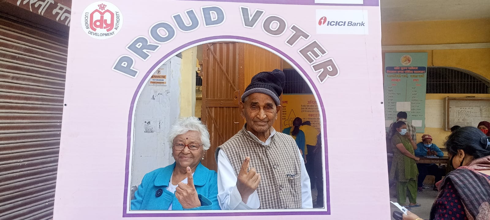 UP Chunav LIVE: सरोजनी नगर में बिना सील EVM लेकर गए अधिकारी, सपा ने की EC से शिकायत
