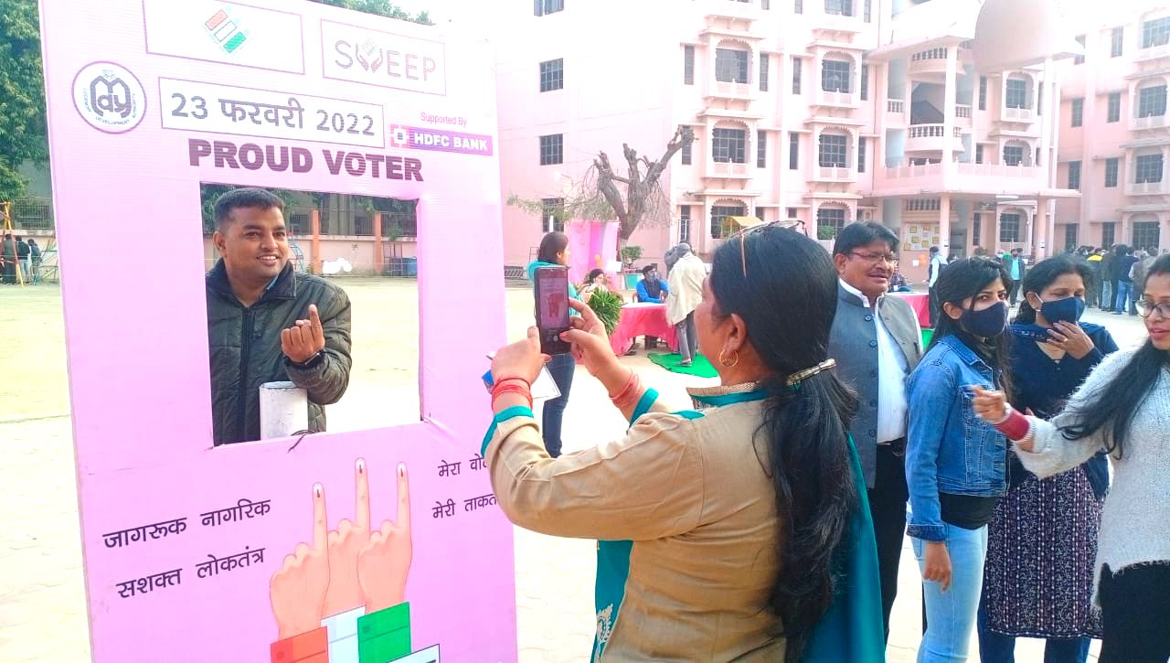 UP Chunav LIVE: सरोजनी नगर में बिना सील EVM लेकर गए अधिकारी, सपा ने की EC से शिकायत
