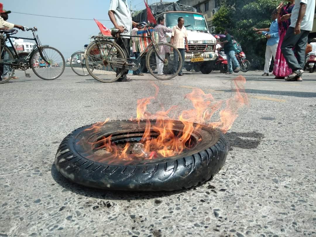 Bharat Bandh Strike LIVE : सरकारी नीतियों के खिलाफ चेन्नई में हड़ताली कर्मचारियों का विरोध-प्रदर्शन