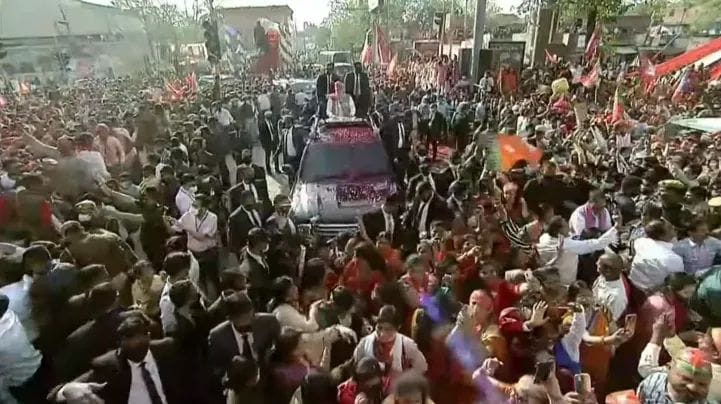 UP Chunav Live: वाराणसी में सपा प्रमुख अखिलेश यादव का रोड शो, उमड़ा जनसैलाब