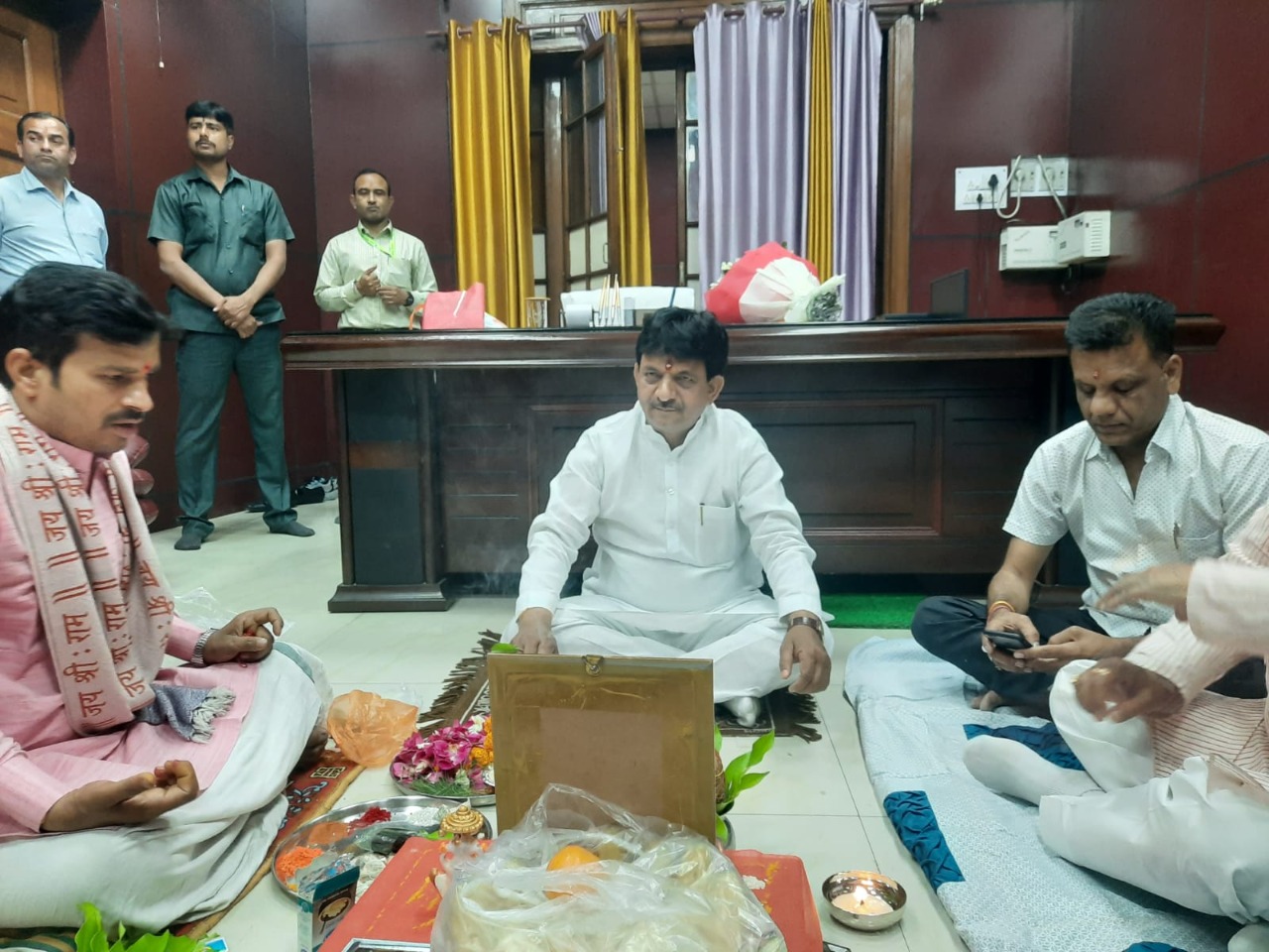 UP Breaking News Live Updates: सीएम योगी की मंत्रियों के साथ बैठक संपन्न, 16 विभागों का देखा प्रेजेंटेशन