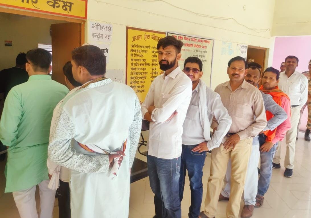 UP MLC Chunav 2022 Live: वोट देने में रायबरेली के जनप्रतिनिधि सबसे आगे, पढ़ें कहां कितनी हुई वोटिंग?