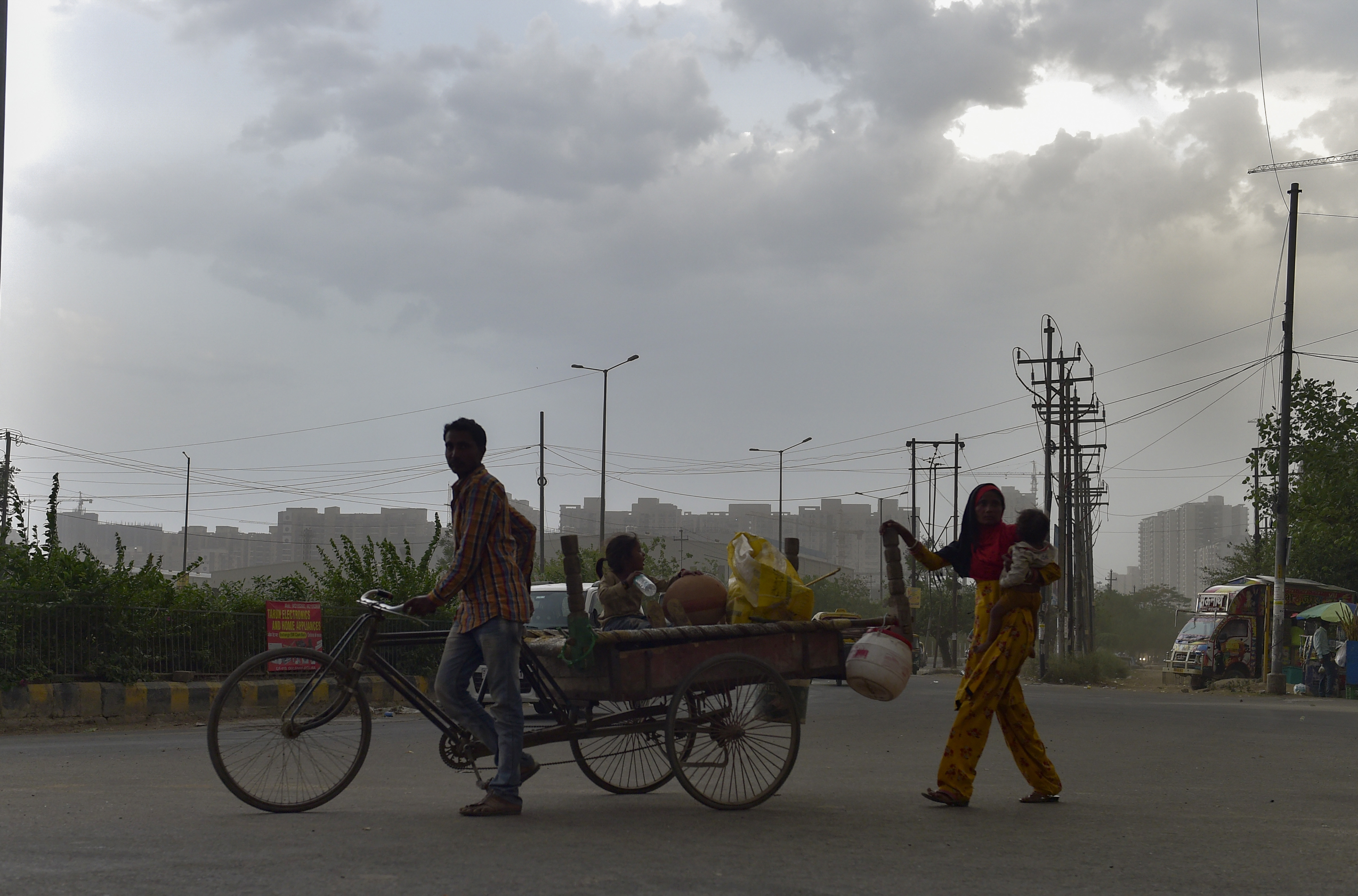 Weather Forecast: चक्रवात को लेकर अलर्ट जारी, जानें यूपी-बिहार-दिल्ली सहित अन्य राज्य के मौसम का हाल