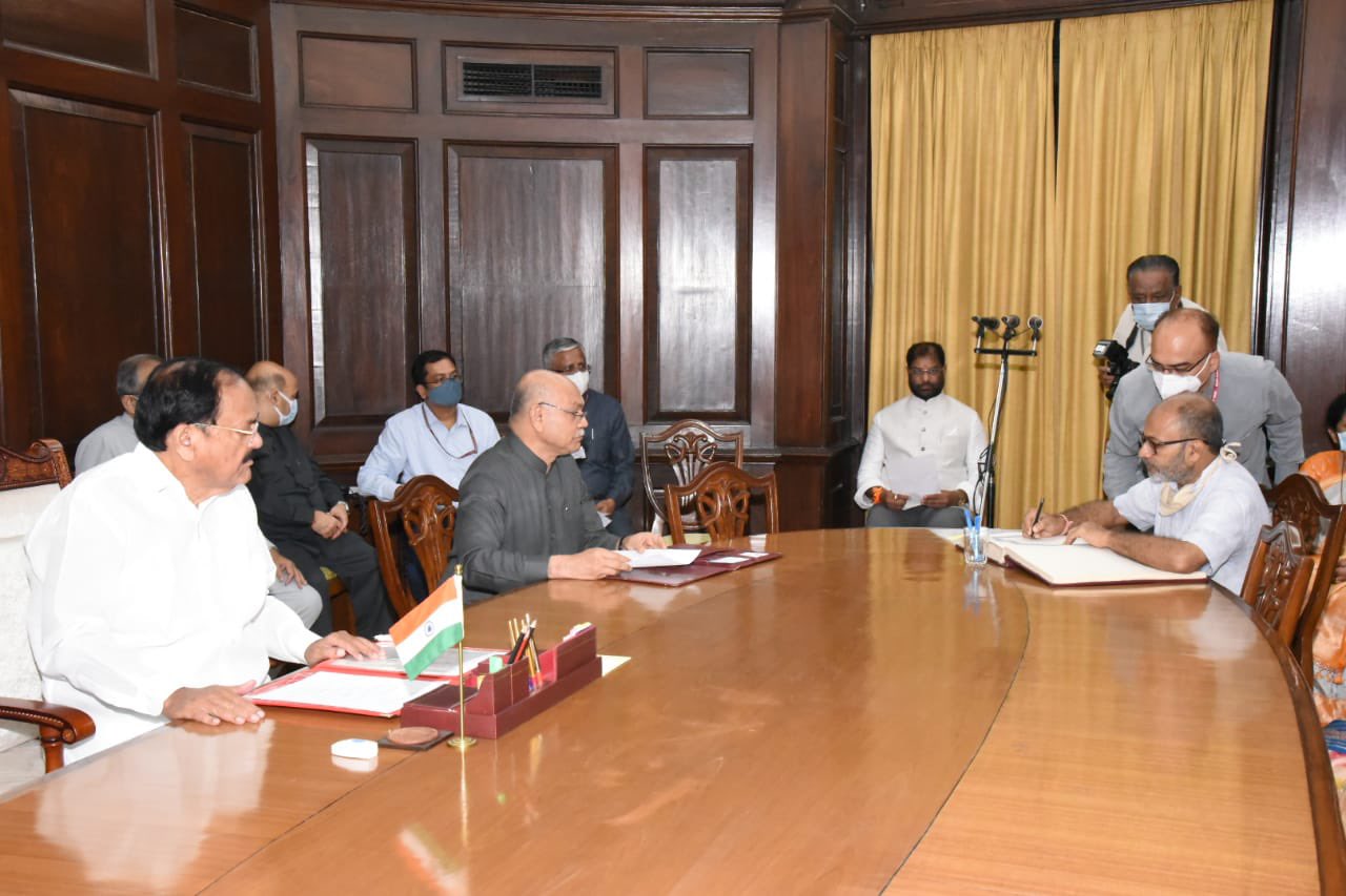 Bihar Breaking News  : कैमुर में खनन कार्यालय के प्रधान लिपिक रिश्वत लेते गिरफ्तार