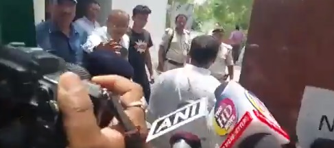 Lalu Yadav CBI Raid Live: राजद समर्थकों के हंगामे के बीच CBI टीम को गेट तक छोड़ने आए राबड़ी व तेजप्रताप