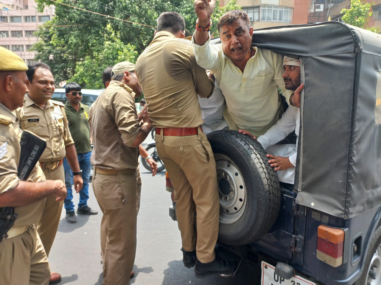 UP Breaking News Live: कानपुर में सपा और भाजपा विधायकों के भाइयों में जमकर हुआ बवाल