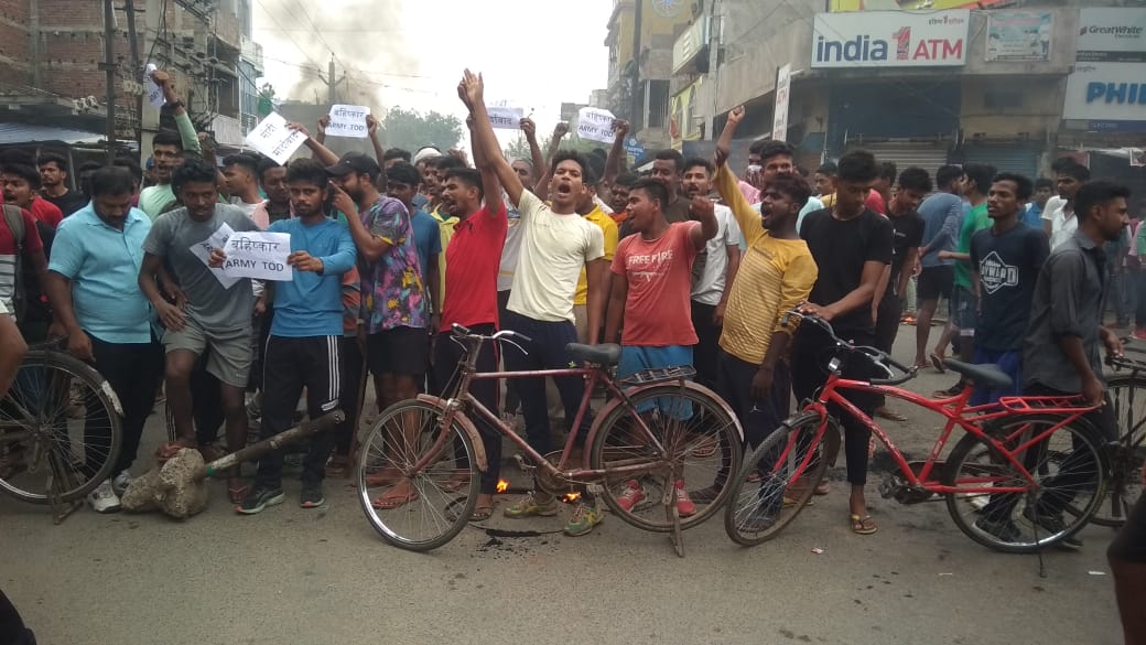 Agnipath Scheme Protest live:प्रदर्शकरियों के निशाने पर BJP; मधुबनी, नवादा, छपरा में कार्यालय पर हुआ हमला