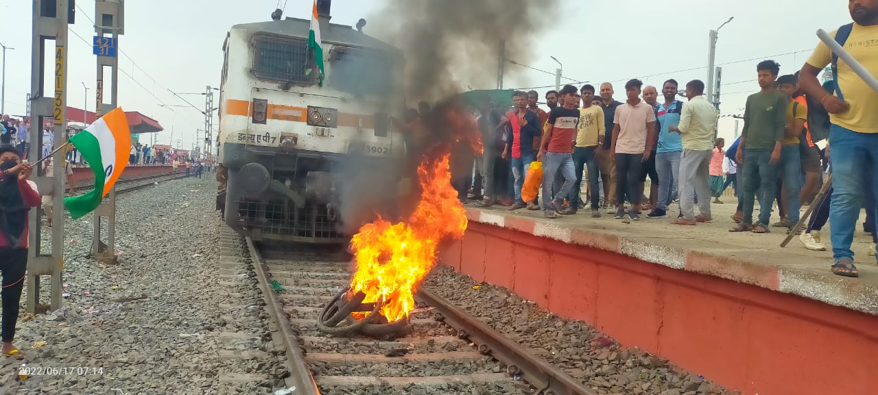 Agnipath Scheme Protest Live: बिहार के 12 जिलों में 22 सोशल साइटों पर तीन दिन के लिए बैन