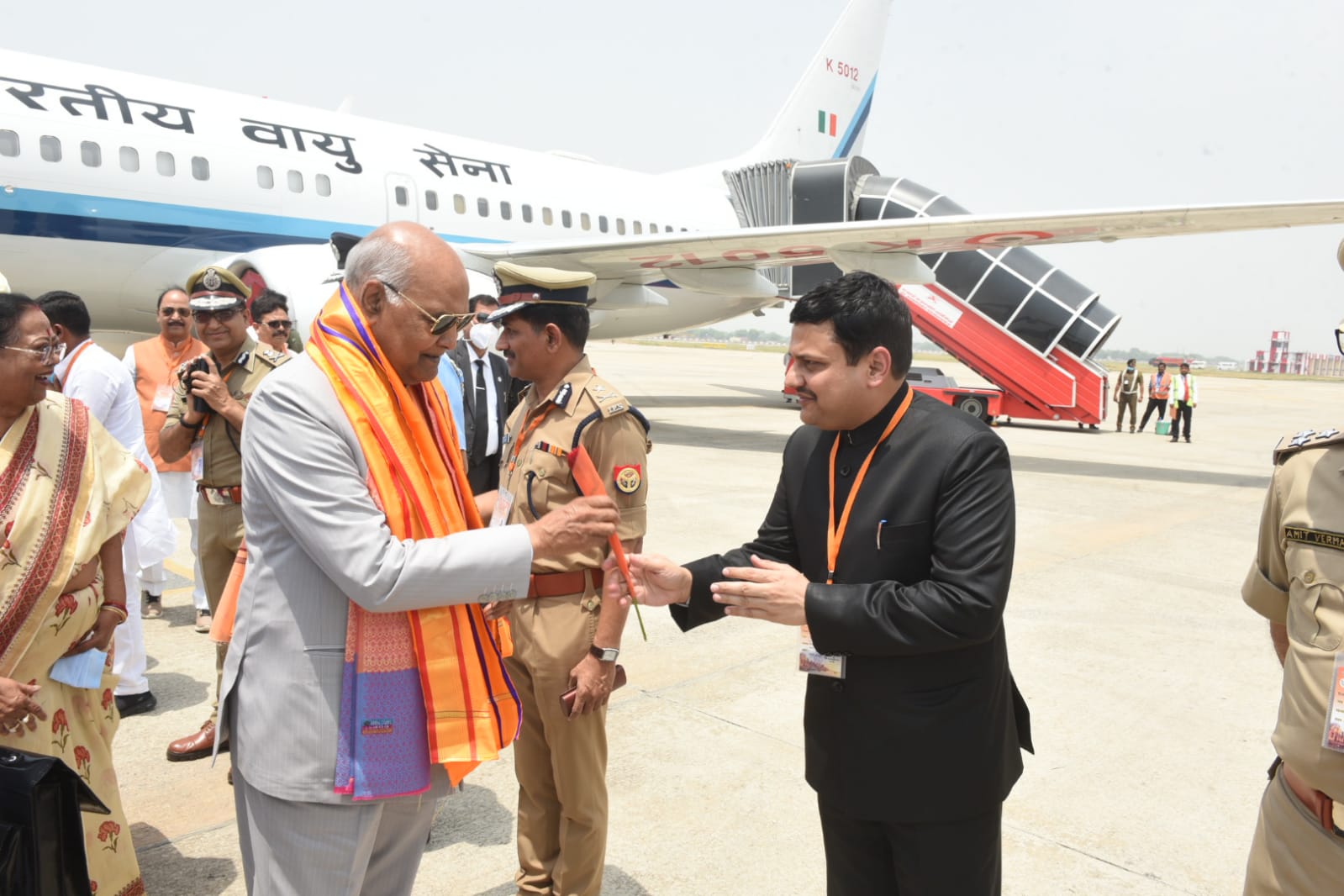 UP Breaking News Live: वाराणसी पहुंचे राष्ट्रपति, बाबा विश्वनाथ के दरबार में लगाएंगे हाजिरी