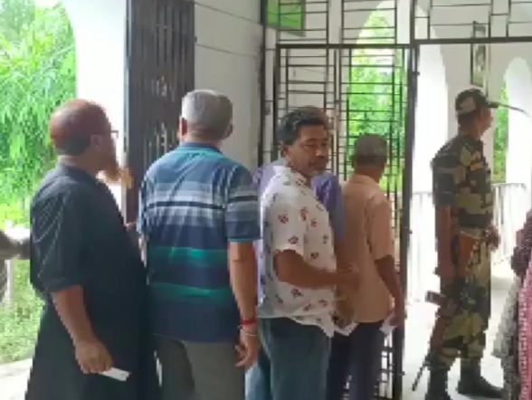 By-Polls: उत्तर प्रदेश की दो लोकसभा सीटों पर 41.66 फीसदी वोट, त्रिपुरा में 76.62 फीसदी मतदान