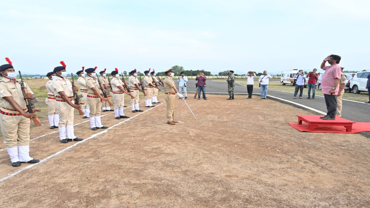 Jharkhand Breaking News: कोडरमा के झुमरीतिलैया में नीलांचल एक्सप्रेस से करीब डेढ़ लाख का गांजा बरामद