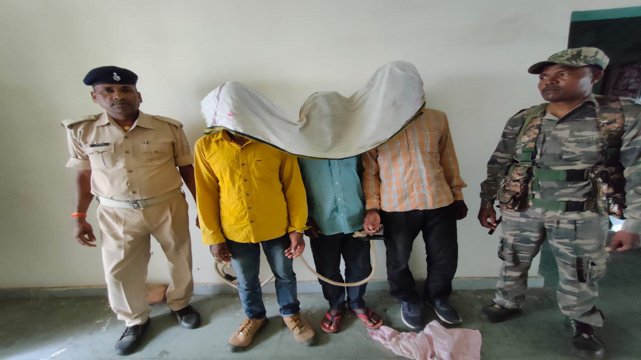 Jharkhand Breaking News: गुमला के रास्ते पश्चिमी सिंहभूम के सारंडा आ रहे तीन नक्सली गिरफ्तार