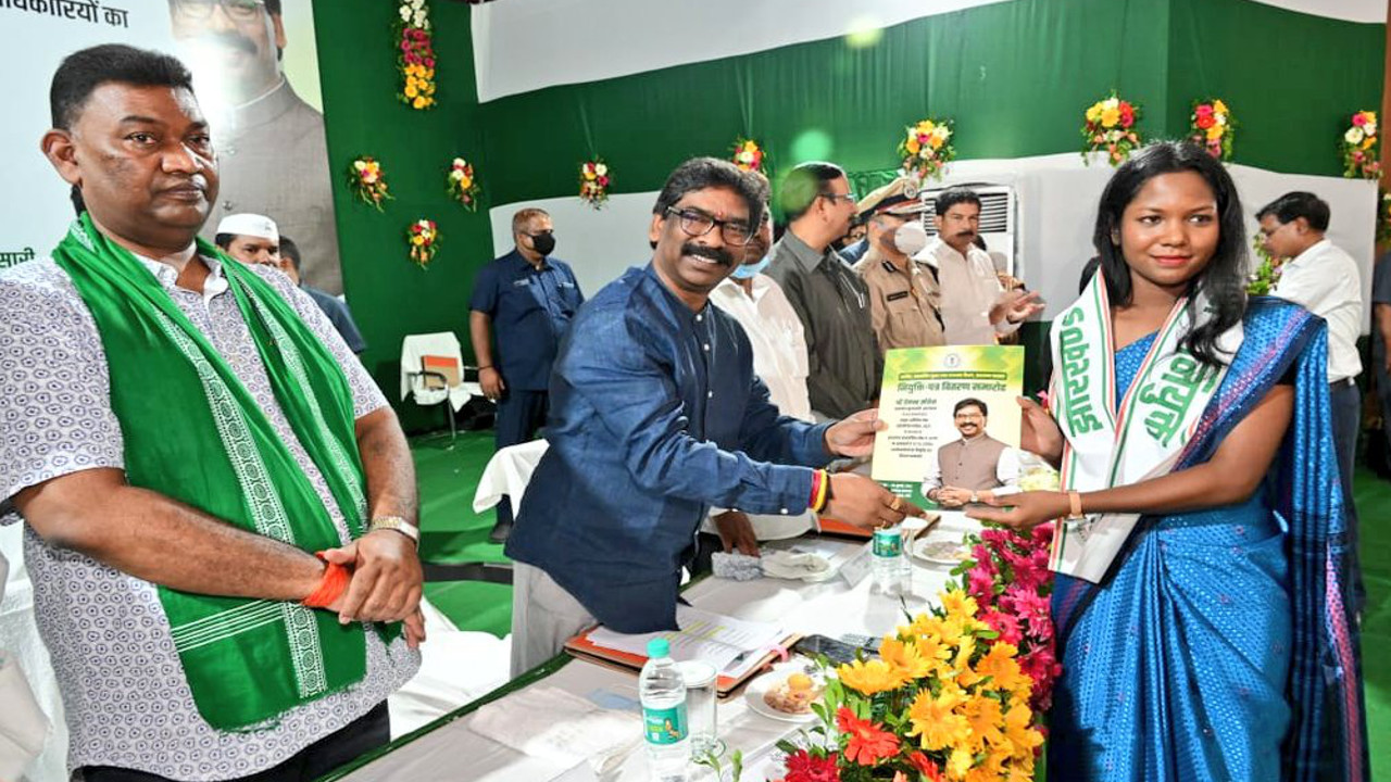 Jharkhand Breaking News: पलामू में अनियंत्रित कार ने आधा दर्जन लोगों को रौंदा, एक महिला की मौत