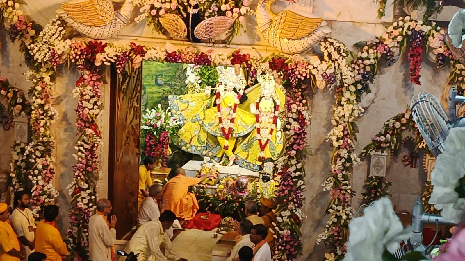 UP Breaking News Live: यूपी के बांके बिहारी मंदिर में हादसा, भीड़ में दबकर 2 की मौत