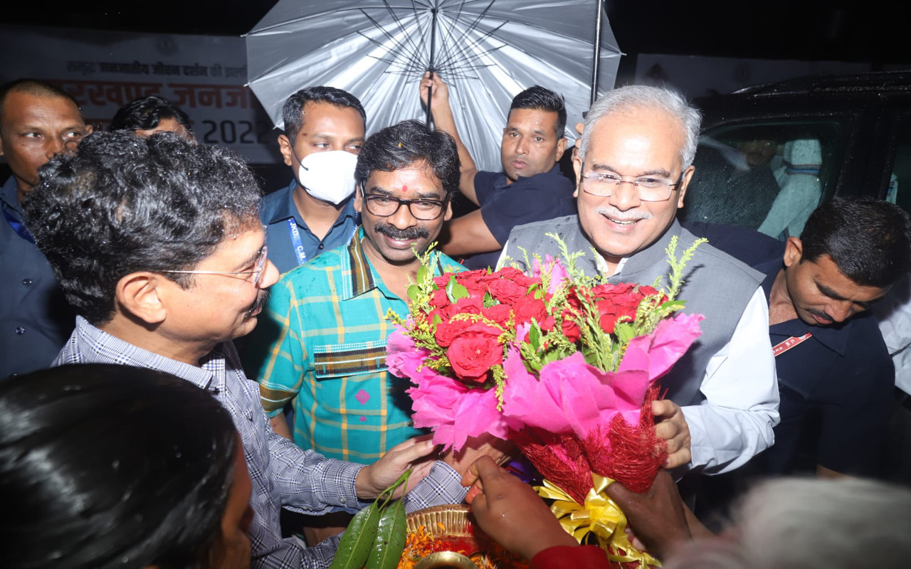 Jharkhand Breaking News: झारखंड जनजातीय महोत्सव में छत्तीसगढ़ CM भूपेश बघेल हुए सम्मानित