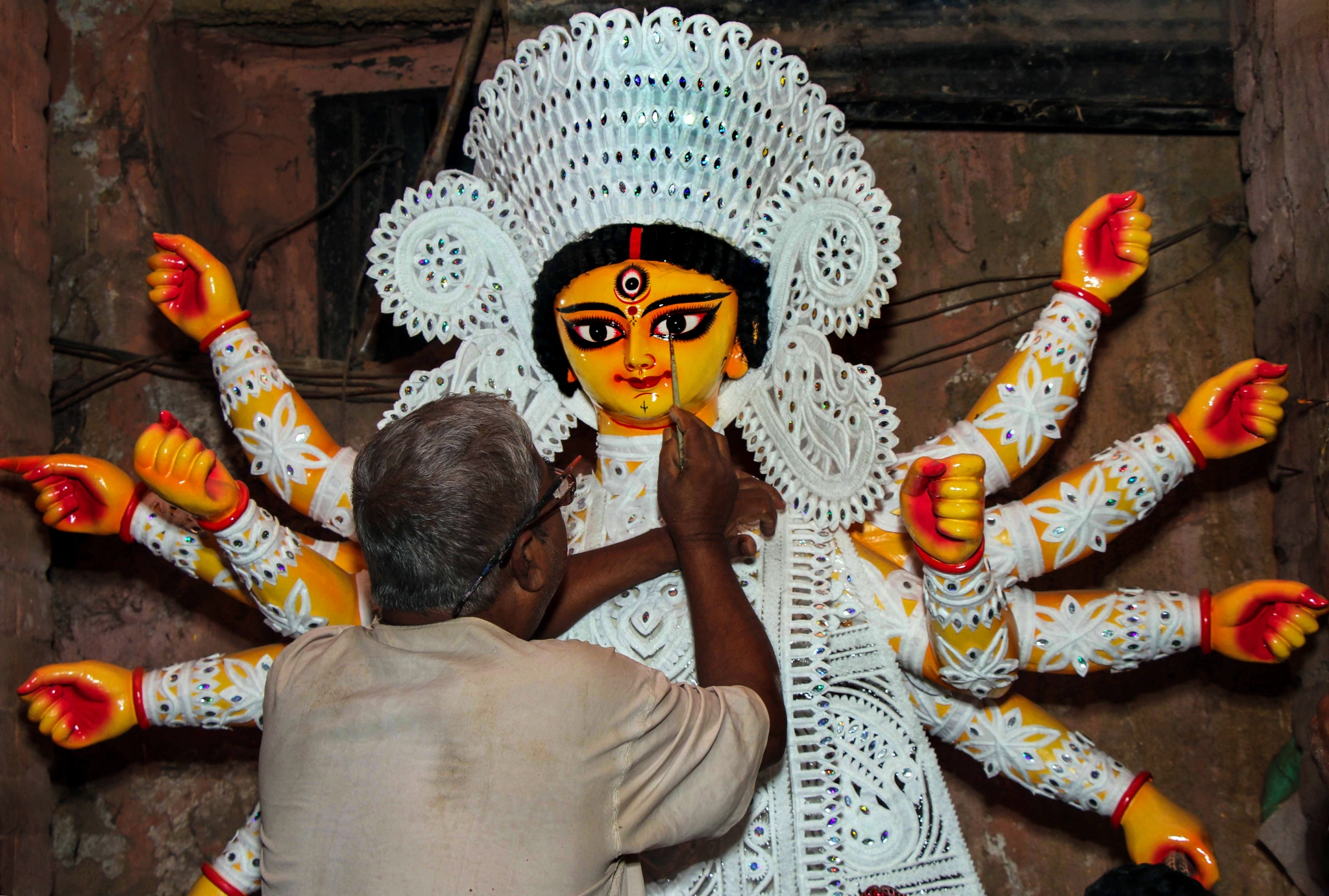 Bihar Durga Puja Live: मुजफ्फरपुर के दुर्गा पूजा पंडाल में दिखेगा पेरिस का एफिल टावर, जोरों पर है तैयारी