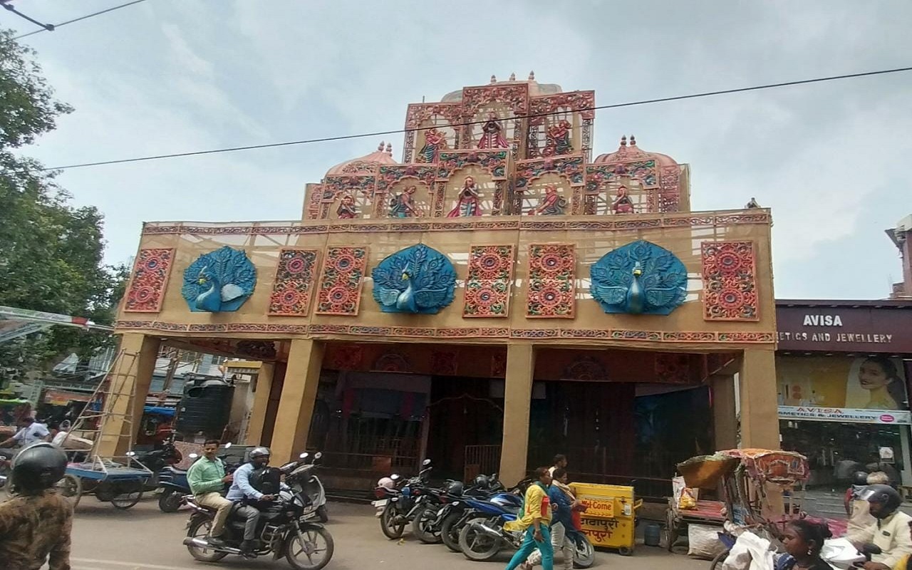 Bihar Durga Puja : पटना के रास्तों को एलइडी व सीरिज लाइट से किया जा रहा रौशन 