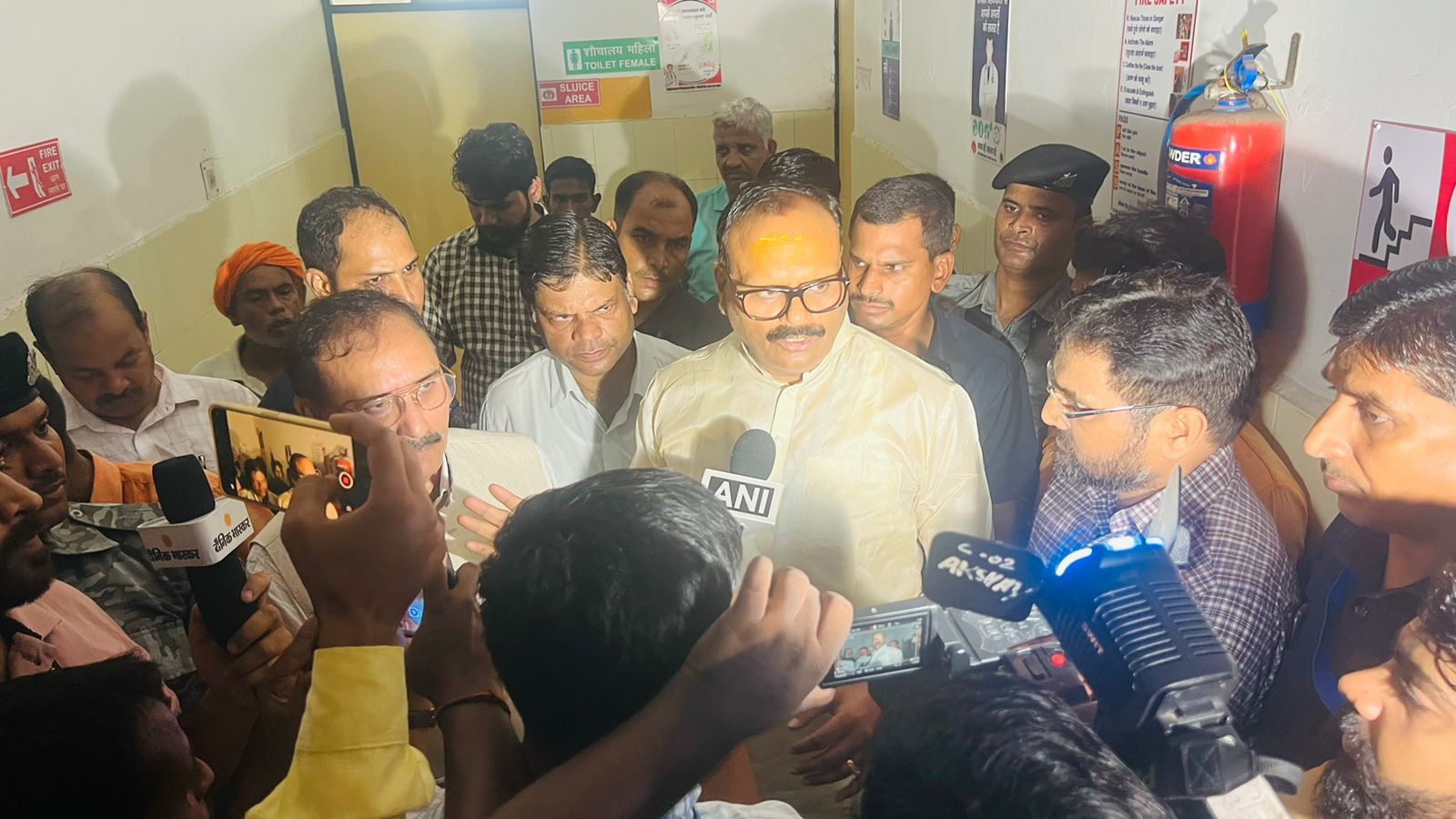 UP Breaking News Live: ट्रैक्टर-ट्रॉली के तालाब में गिरने से 10 लोगों की मौत पर सीएम योगी ने जताया दुख