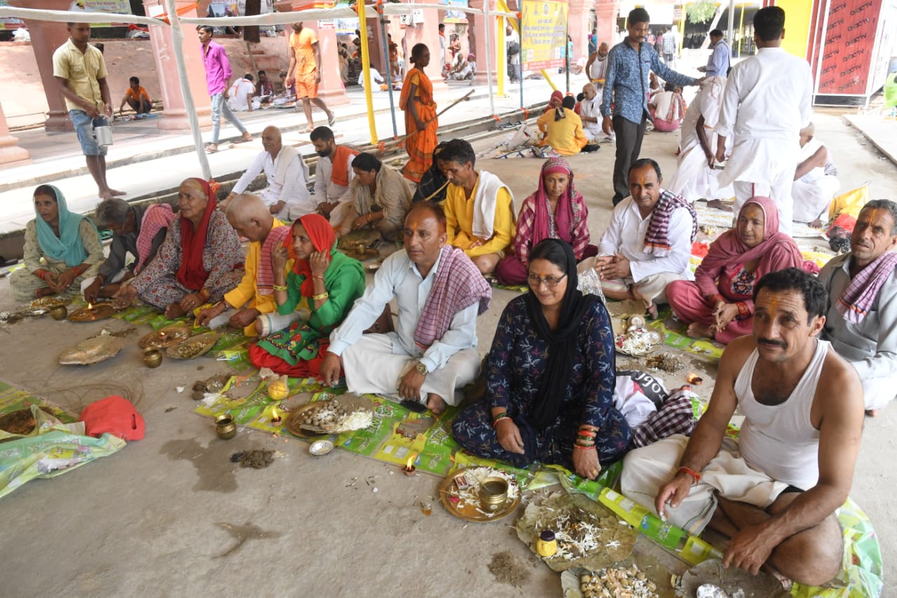 Pitru Paksha 2022 Live Updates: गयाजी प्रेतशिला पर तर्पण करने पहुंचे हजारों पिंडदानी, जानें श्राद्ध विधि 