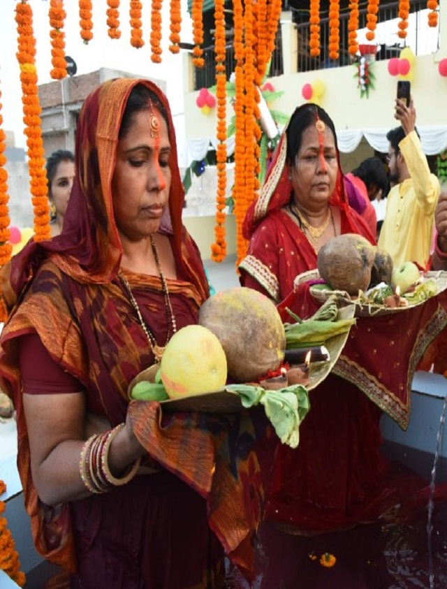 Chhath Puja 2022:  नीतीश के सरकारी आवास पर लोक आस्था के पर्व की रौनक, छठ से जुड़ी देखें ये 6 तस्वीरें