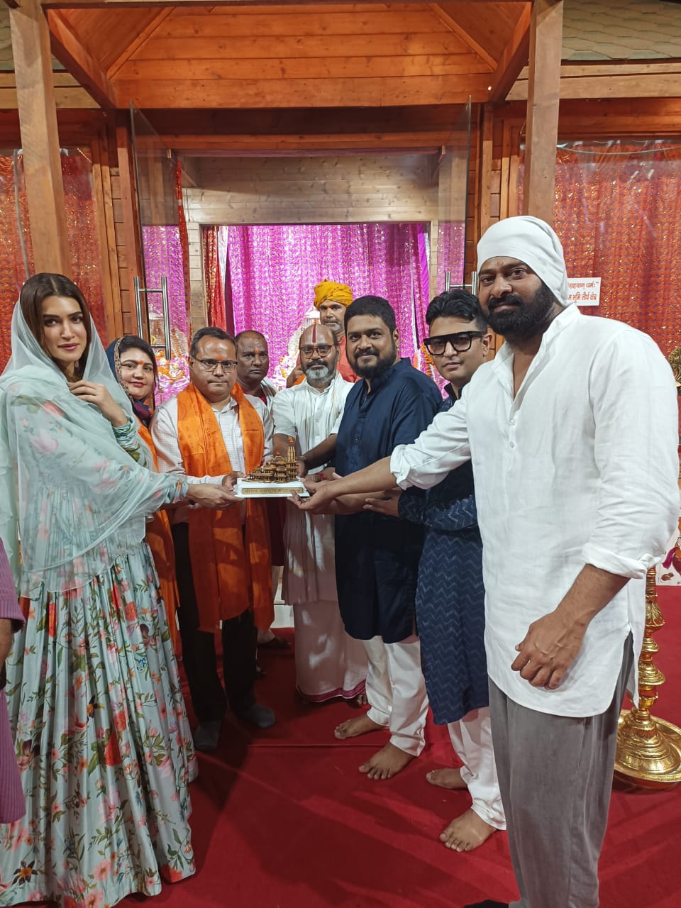 UP Breaking News Live: भदोही में दुर्गा पंडाल में आग लगने से 40 लोग झुलसे, मौके पर राहत कार्य जारी