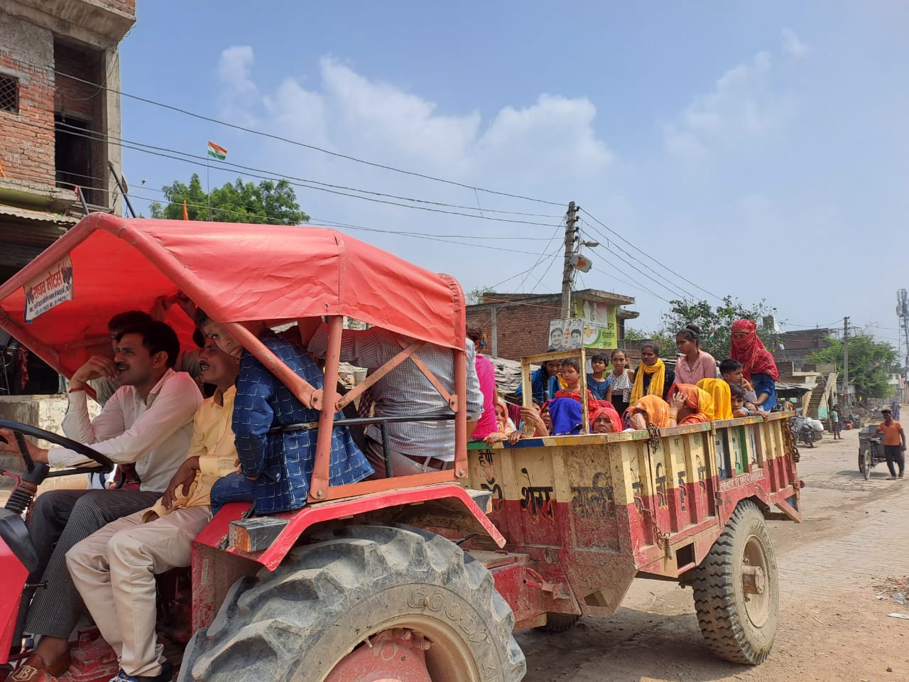 UP Breaking News Live: भदोही में दुर्गा पंडाल में आग लगने से 40 लोग झुलसे, मौके पर राहत कार्य जारी