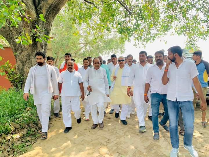 UP Breaking News Live: भदोही में दुर्गा पंडाल में आग लगने से 40 लोग झुलसे, मौके पर राहत कार्य जारी