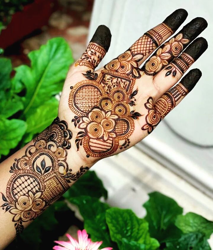 Karwa Chauth Mehndi Designs Live: आसानी से घर पर लगाएं मेहंदी के ये खूबसूरत डिजाइन, देखें Photos, Video