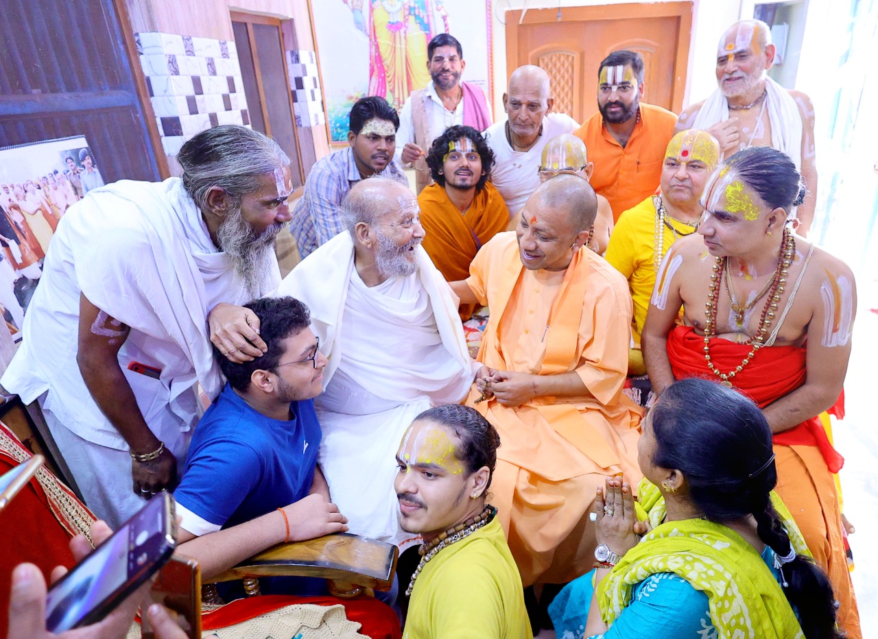 UP Breaking News LIVE: बरेली के बहेड़ी में पटाखों की चिंगारी से बड़ा हादसा, फर्नीचर शोरूम में लगी आग