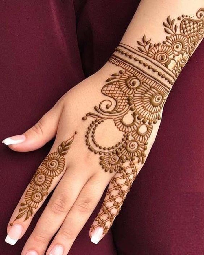 Karwa Chauth Mehndi Designs Live: आसानी से घर पर लगाएं मेहंदी के ये खूबसूरत डिजाइन, देखें Photos, Video